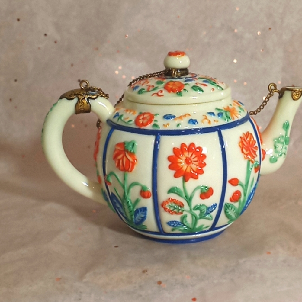 “Nini Japanese Kakiemon Small TeaPot”